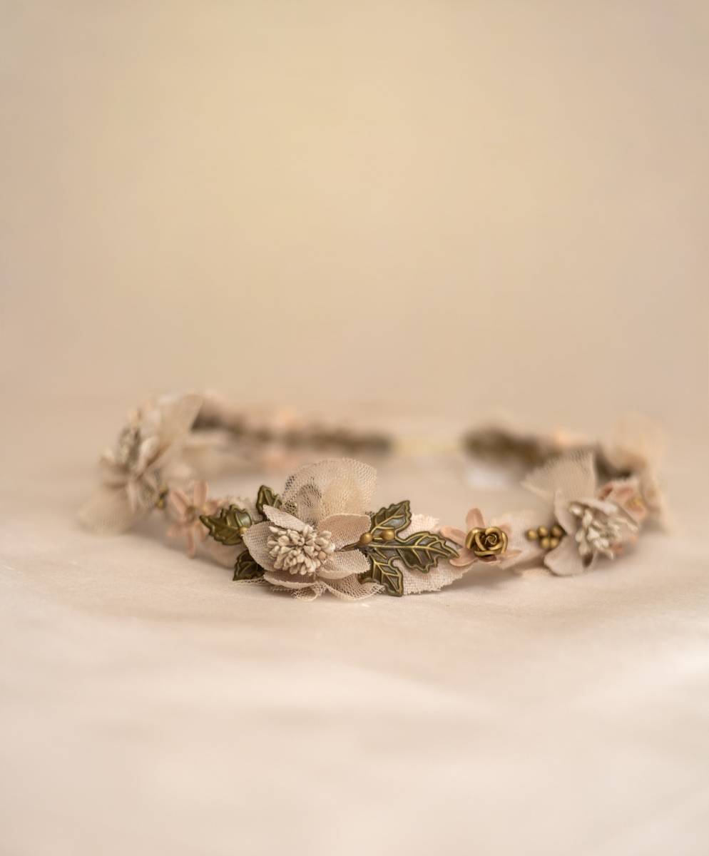 Marta, une couronne Kingvel pour mariées et invitées, parfaite pour accessoiriser vos tenues de mariage