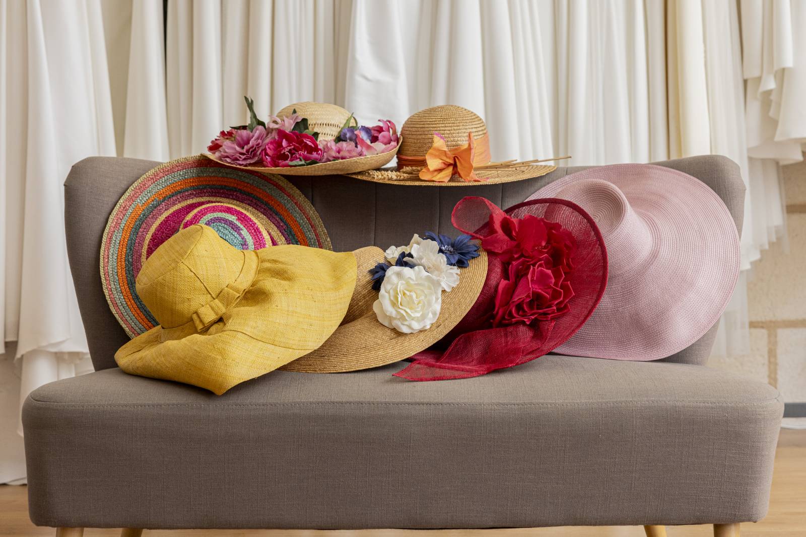 Location de chapeaux à Bordeaux chez Croque Lune. Modèles champêtres, fleuris et colorés pour mariages, cérémonies et événements.