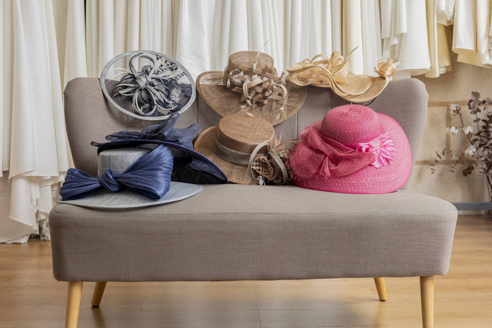 Acheter ou louer nos coiffes, bibis et chapeaux à Bordeaux. Adaptés sur peigne, élastique, serre-tête ou pince pour sublimer votre tenue.