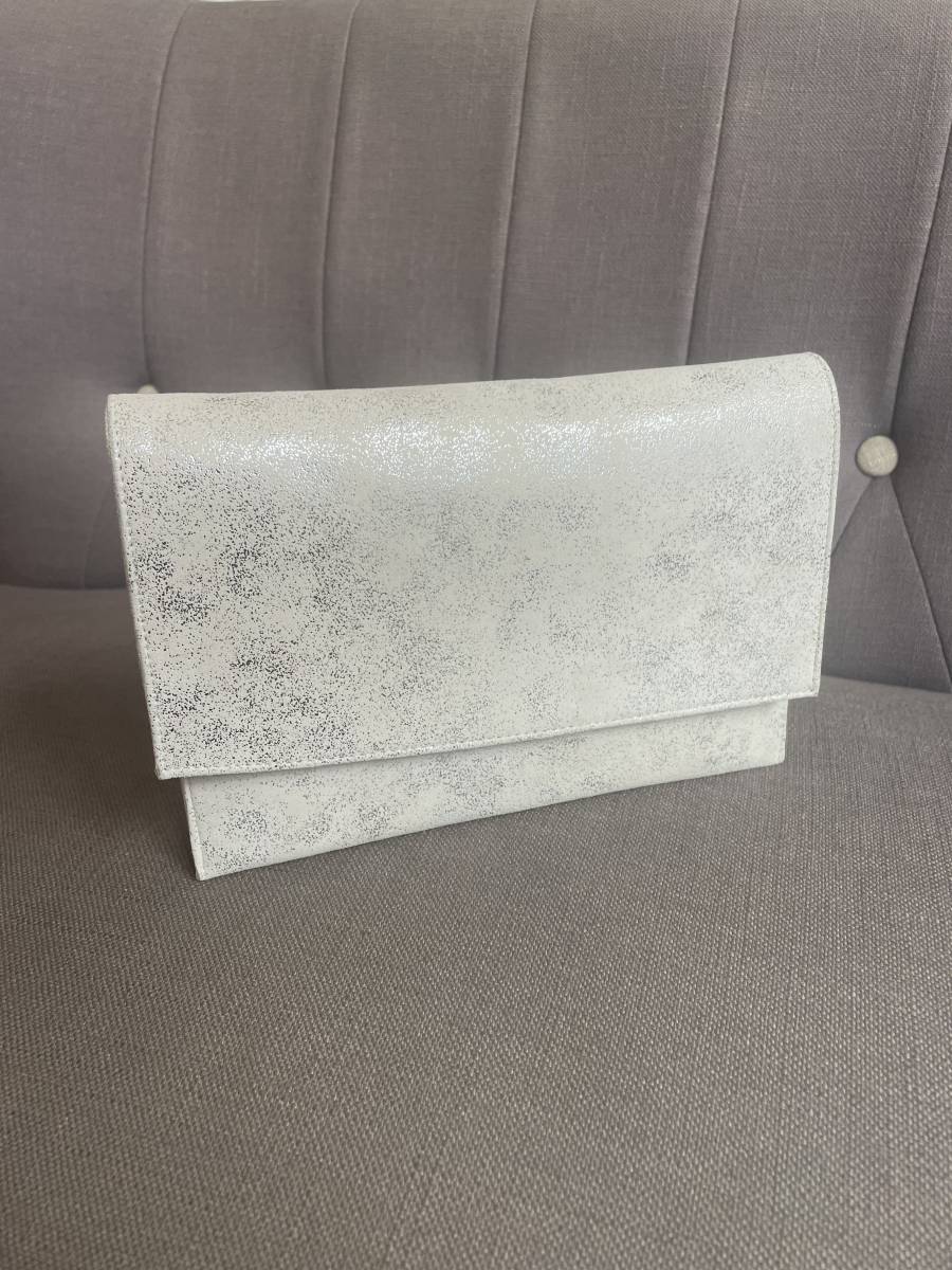 Pochette de mariage pour les mères de mariés et les invitées, modèle Sherra, cuir couleur champagne.