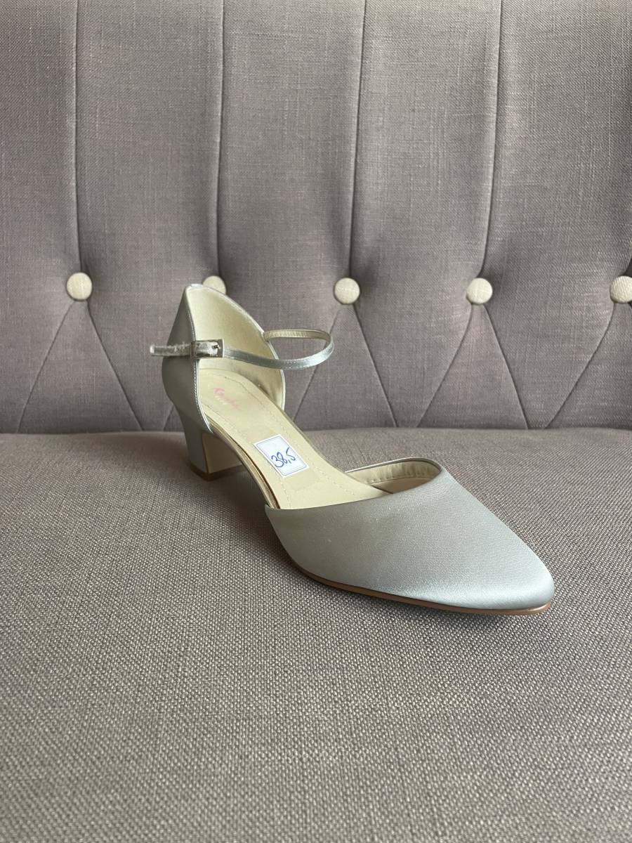 Chaussures de mariées et d'invitées en satin à teindre et intérieur molletonné.