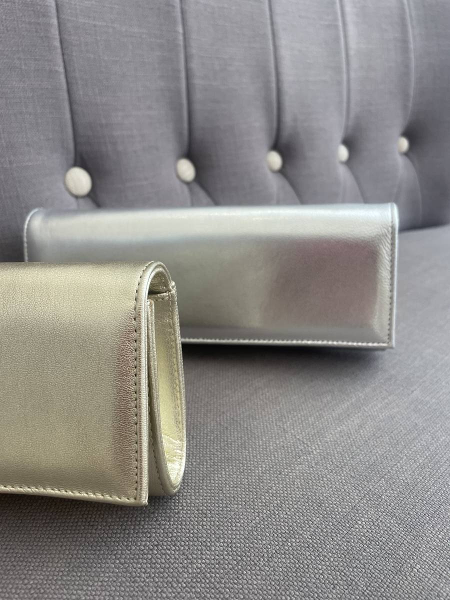 Pochette de mariage pour les mères de mariés et les invitées, modèle Sieta, cuir couleur doré ou argenté.