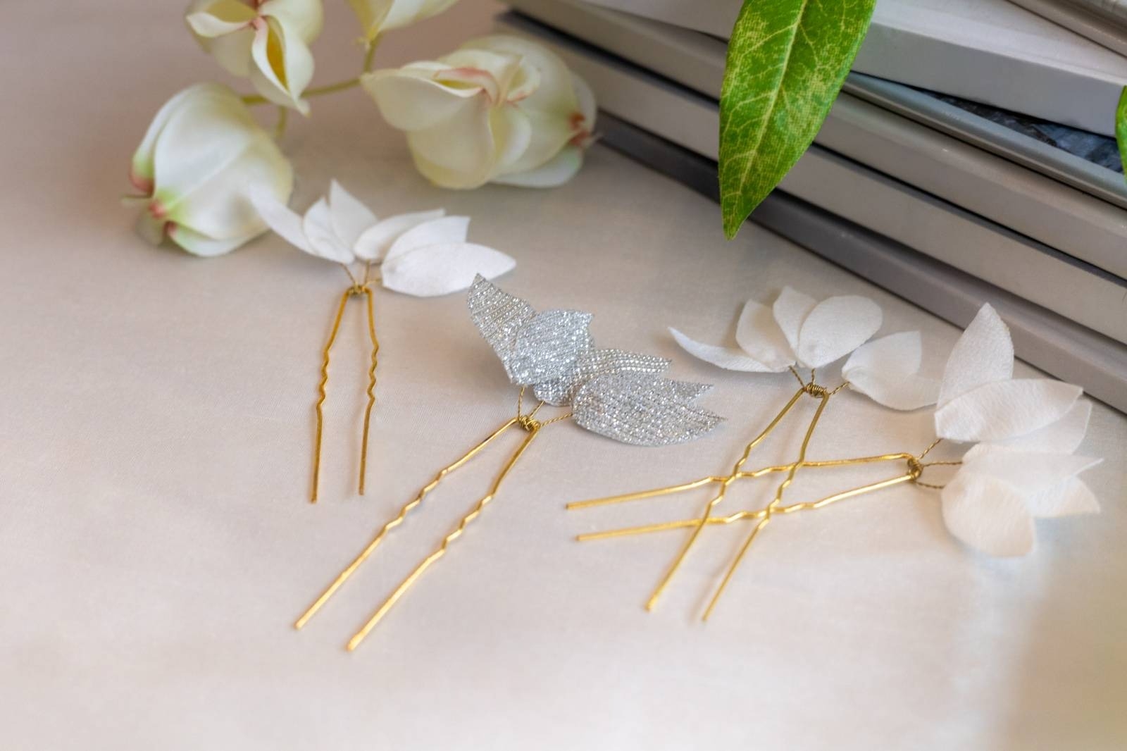 Pics à chignon Alice Marty, disponibles de toutes les couleurs pour les mariées ou les invitées