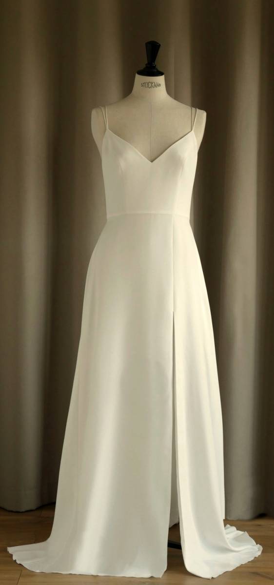 Anémone, une robe de mariée Lambert Créations, épurée, élégante, que l'on peut associer à de nombreux tops en dentelle