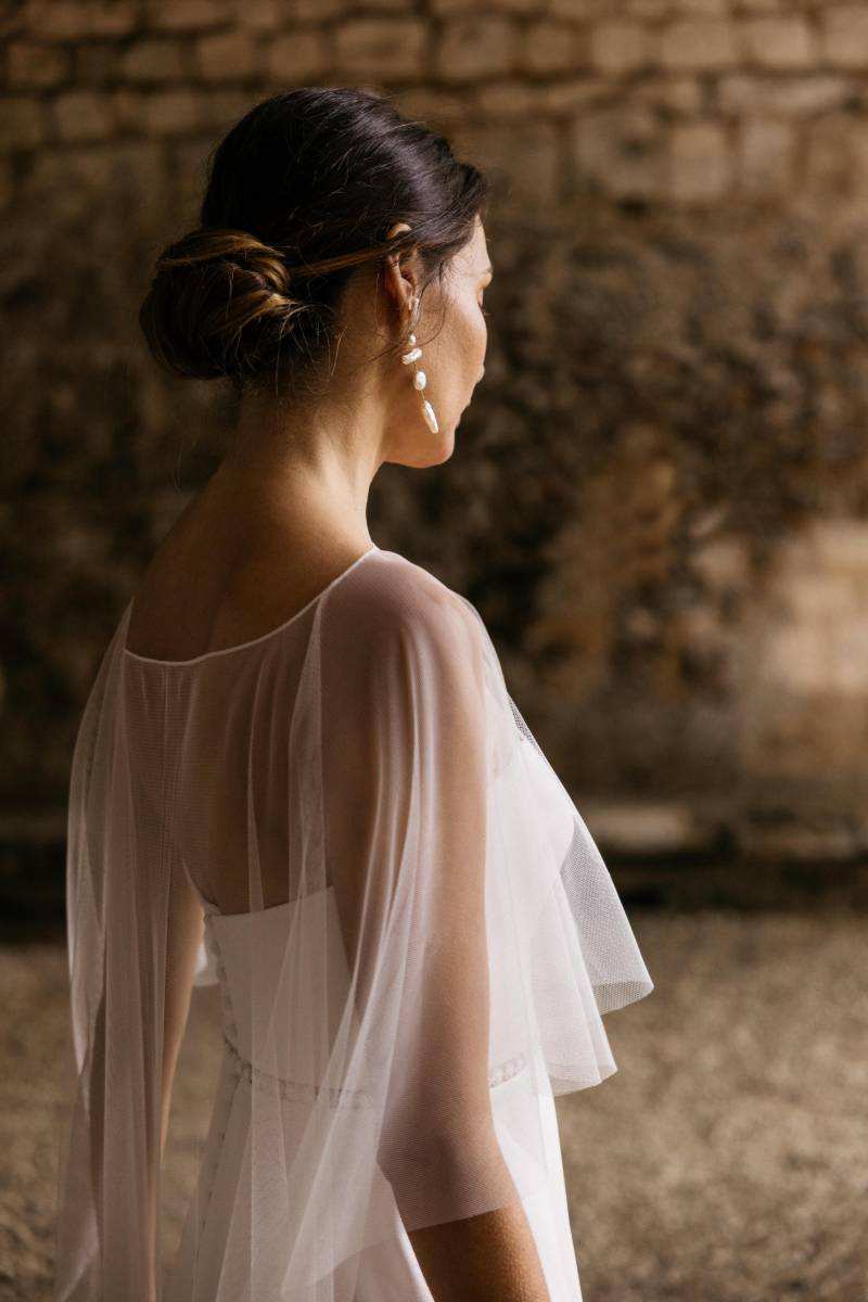 Cape courte en tulle souple, de Lambert Créations pour accessoiriser avec délicatesse votre robe de mariée