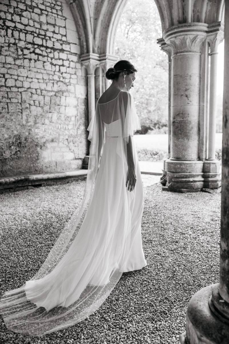 Cape longue en tulle souple, de Lambert Créations accessoire intemporel ou voile de mariée moderne ?