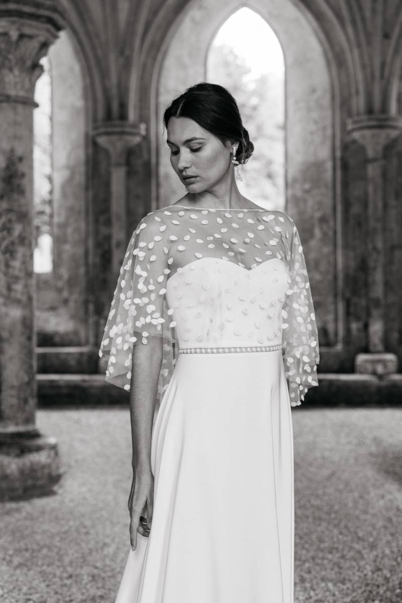 Cape Pétales, de Lambert Créations pour accessoiriser avec chic votre robe de mariée