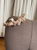 Couronnes de mariées et invités en fleurs séchées, fabriquées en France, parfaite pour compléter vos tenues de mariage.