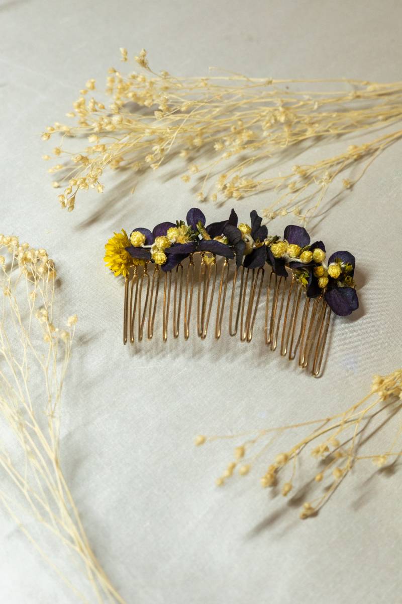 Peigne Croquelune, modèle unique Marta en fleurs séchées, couleur prune et jaune, pour mariées et invités.