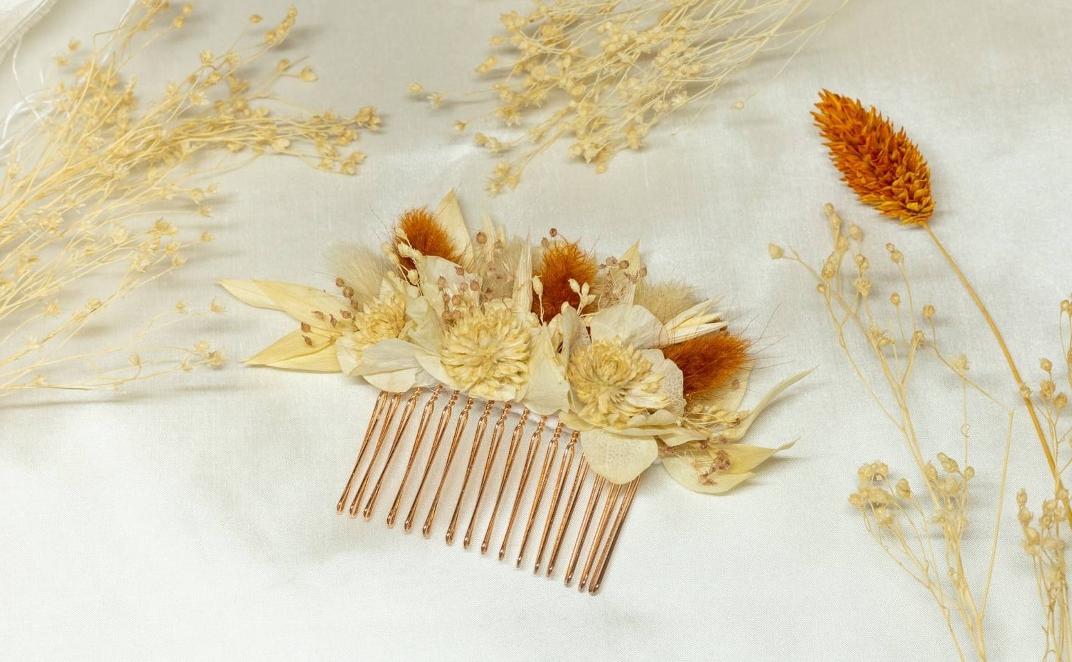 Peigne en fleurs séchées pour mariées et invitées, couleur terracotta
