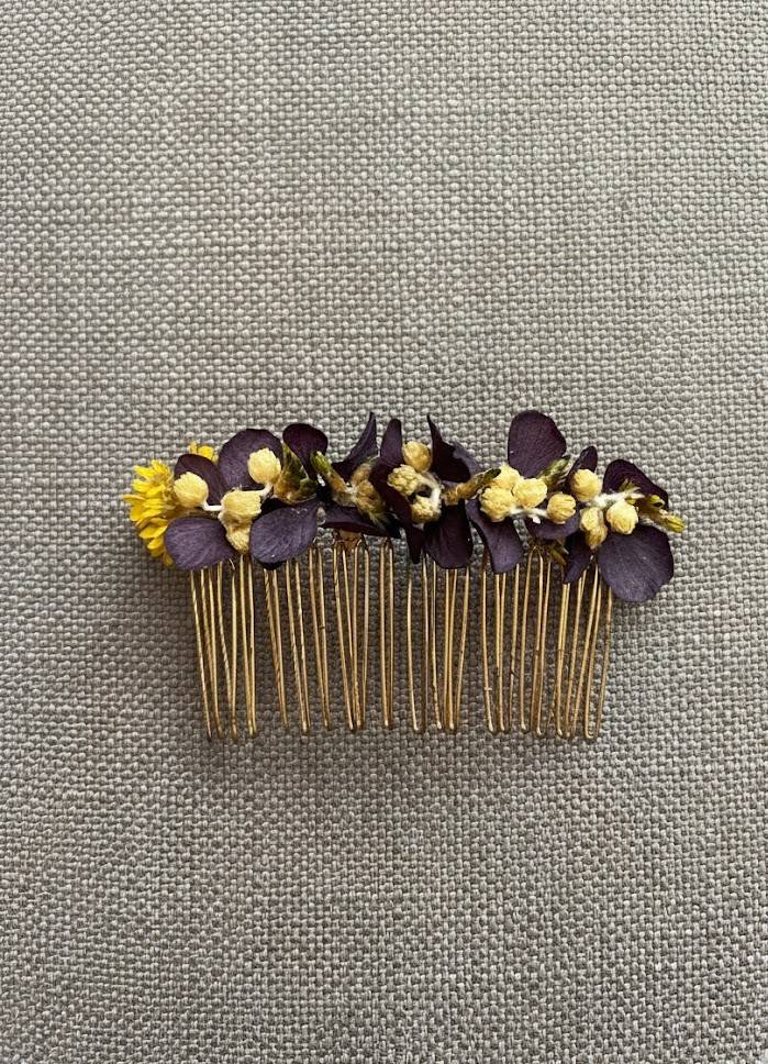 Peigne Croquelune, modèle unique Marta en fleurs séchées, couleur prune et jaune, pour mariées et invités.