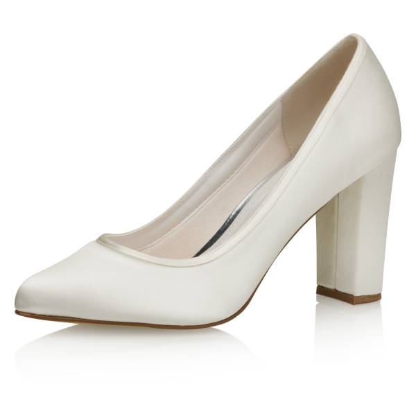 Déstockage, derniers modèles chaussures de mariées et d'invitées.