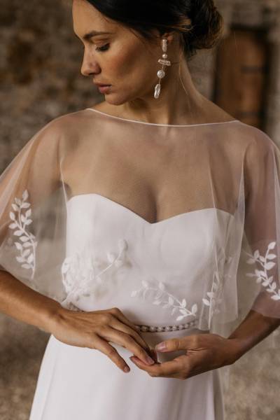 Cape Magnolia en tulle, de Lambert Créations pour accessoiriser avec élégance votre robe de mariée