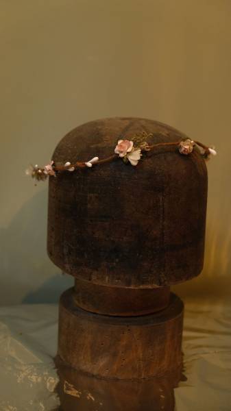 Couronnes de mariées en fleurs rose poudré, parfaite pour accompagner discrètement une robe élégante.